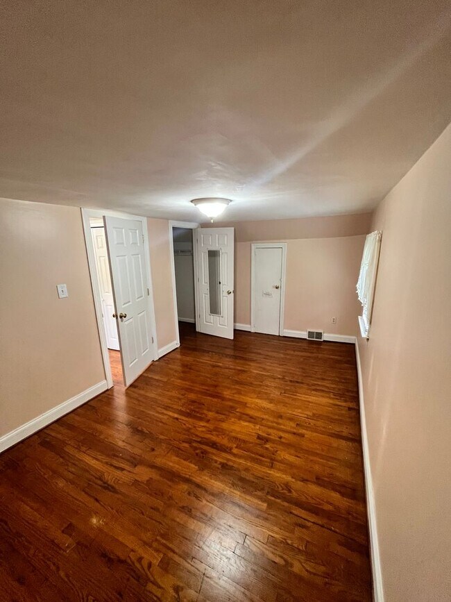 Building Photo - Welcome to 1826 Otts Chapel Road!