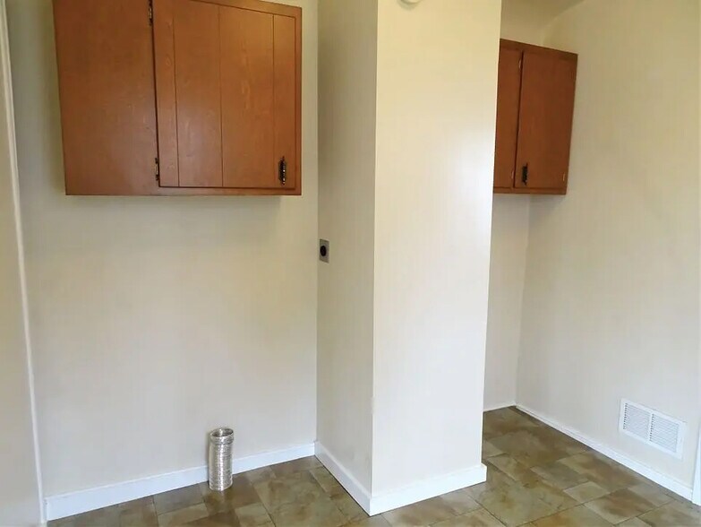 Building Photo - 145 E Main St