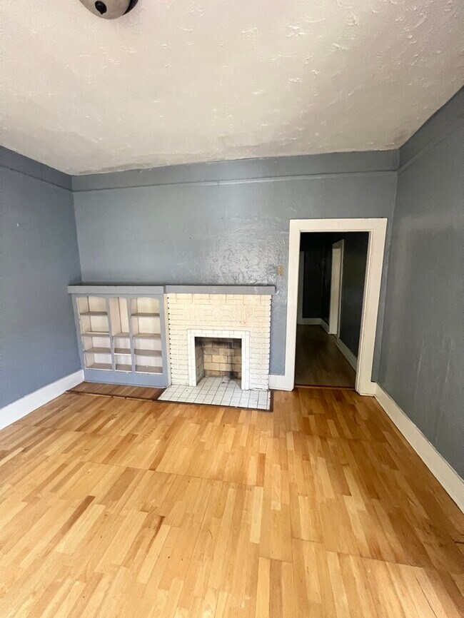 Building Photo - House For Rent