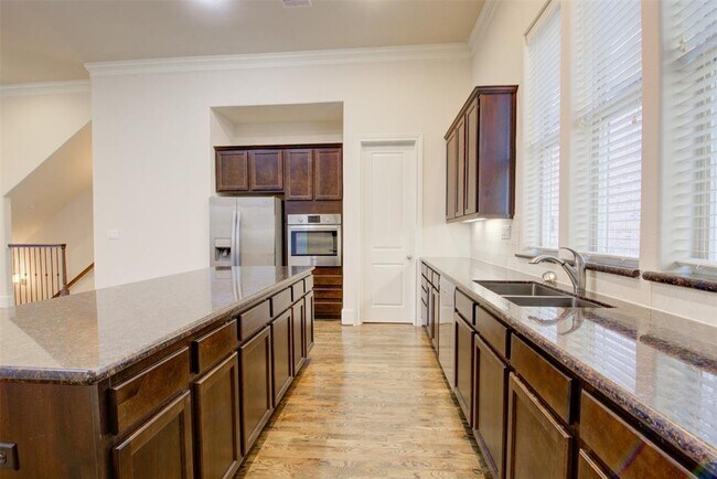 Building Photo - 9627 Fannin Station W