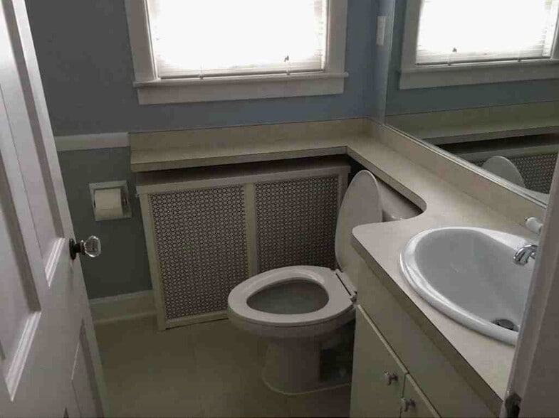 Spacious 4 piece hall bathroom. - 2325 Broadmeade Road