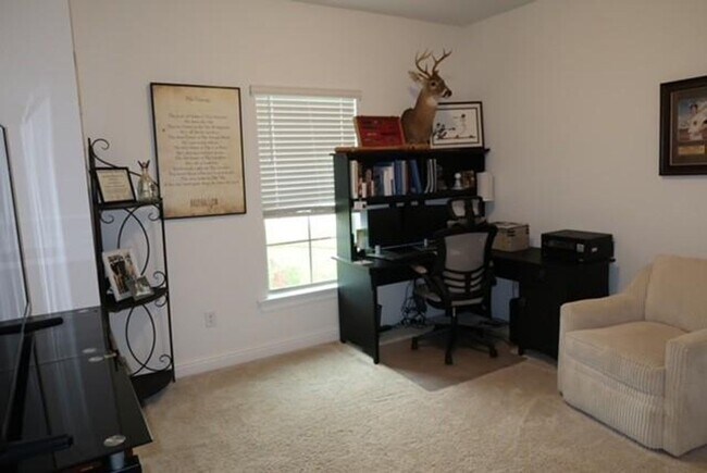 Building Photo - Golf Course and Pond Views