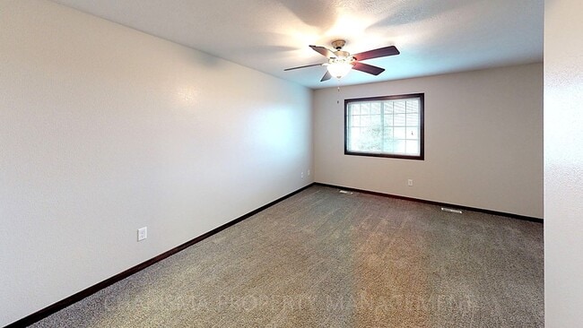 Building Photo - 3 BD, 2 BA TOWNHOME, VAULTED CEILINGS, FIR...