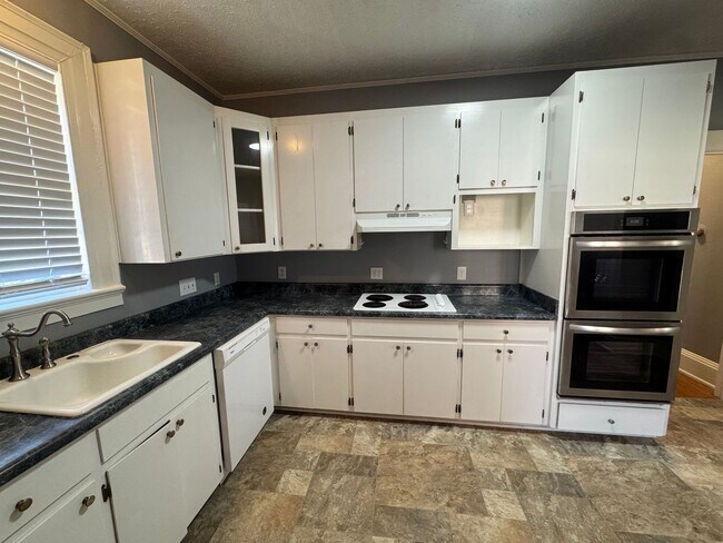 Building Photo - Lovely Cloverdale Idlewild Home