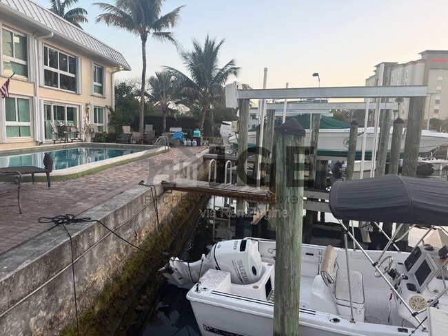 Building Photo - 861 SE 22nd Ave