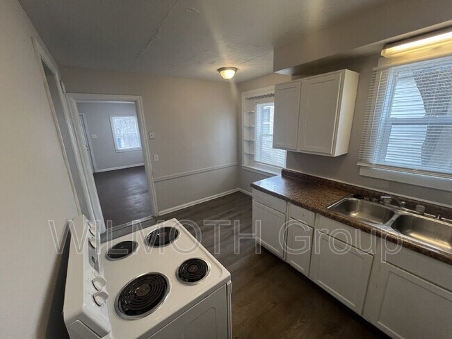 Building Photo - 3915 Hillside Ave