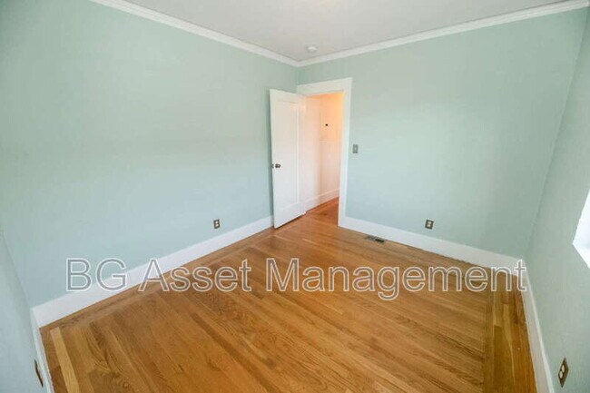 Building Photo - 5524 Shattuck Ave.