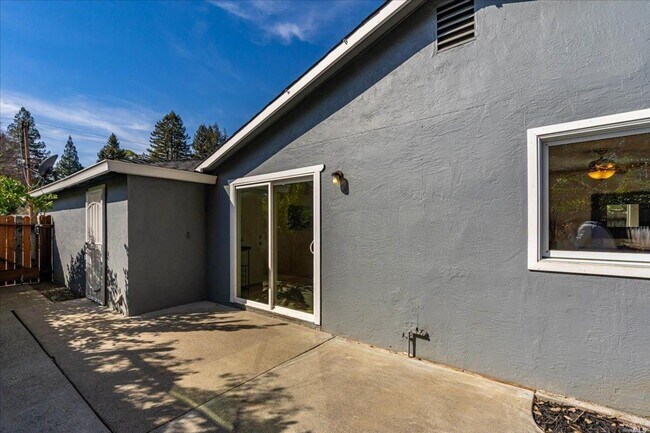 Building Photo - Charming Three Bedroom Browns Valley Retreat