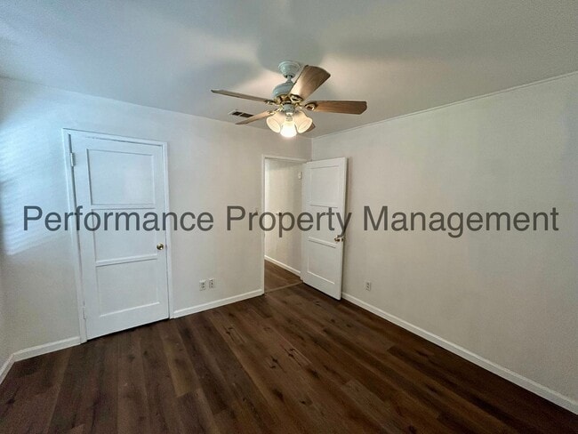 Building Photo - Cute 3 Bed/1 Bath SW Bakersfield Home w RB...