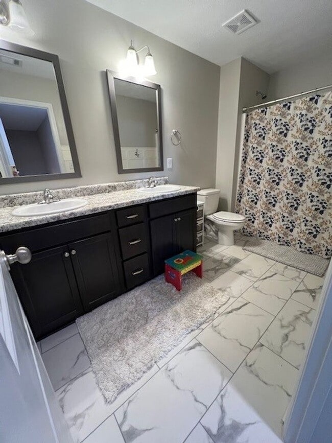 Building Photo - 4 Bedroom, 2.5 Bath Right off Exit 175