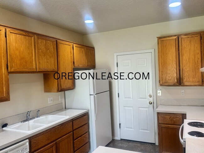 Building Photo - 3 bedroom North Eugene duplex home with full sized garage