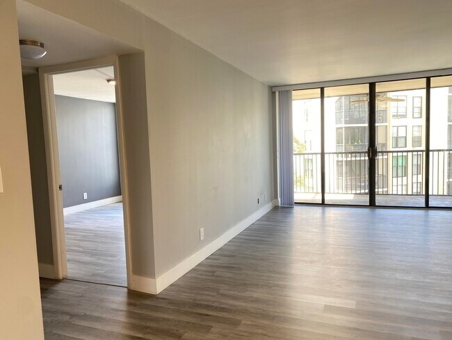 Building Photo - 20 Royal Palm Way