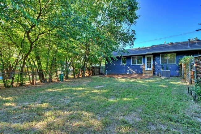 Building Photo - 3208 Northeast Dr