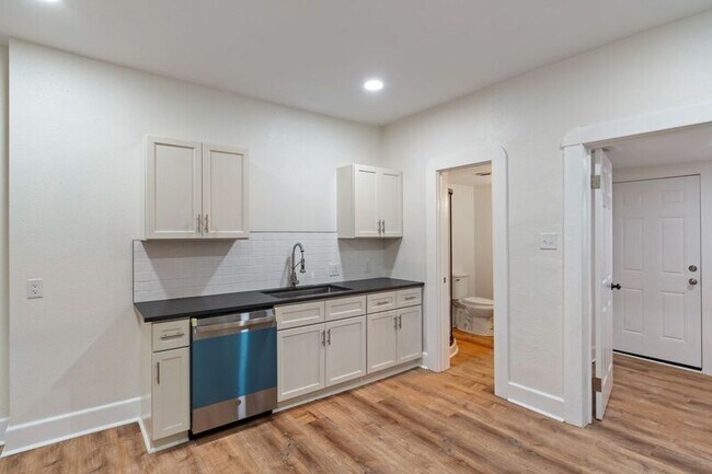 Building Photo - 209 N Addison St
