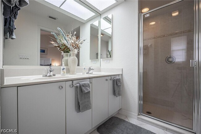 Building Photo - 4412 SW 26th Ave