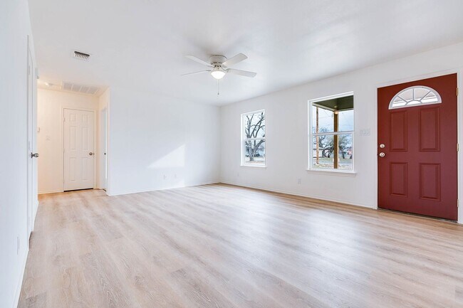 Building Photo - Updated 3 Bedroom Home For Lease!!