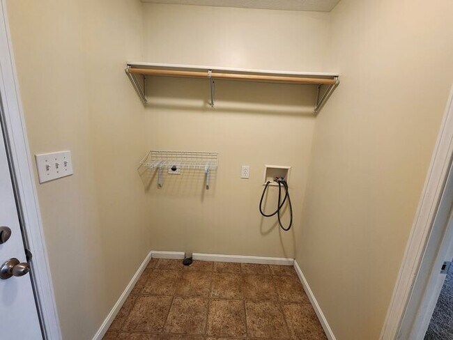 Building Photo - Large 5 Bedroom Home & Pets Welcome*