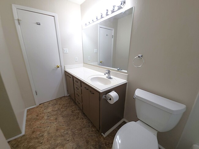 Building Photo - Welcome to this charming 3 bedroom, 2 bath...