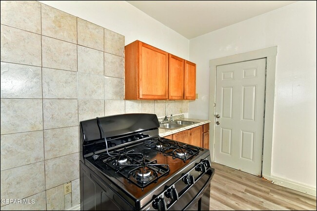 Building Photo - 2526 Yandell Dr