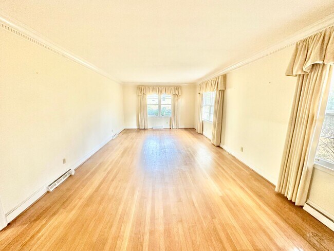 Building Photo - 952 Hawthorne Ln