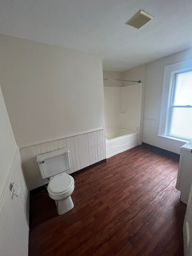 Building Photo - 1052 W 6th St