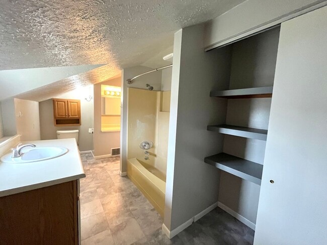 Building Photo - FIVE BEDROOM HOUSE !!. Just a four-minute ...