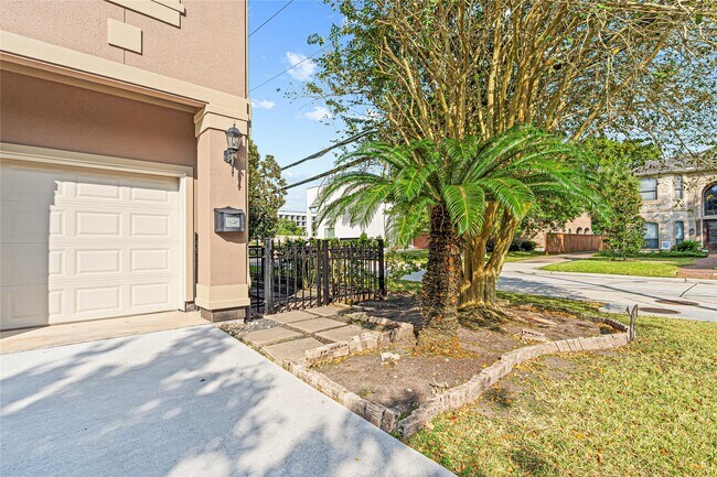 Building Photo - 112 White Dr