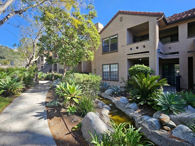 Building Photo - 1070 Calle del Cerro