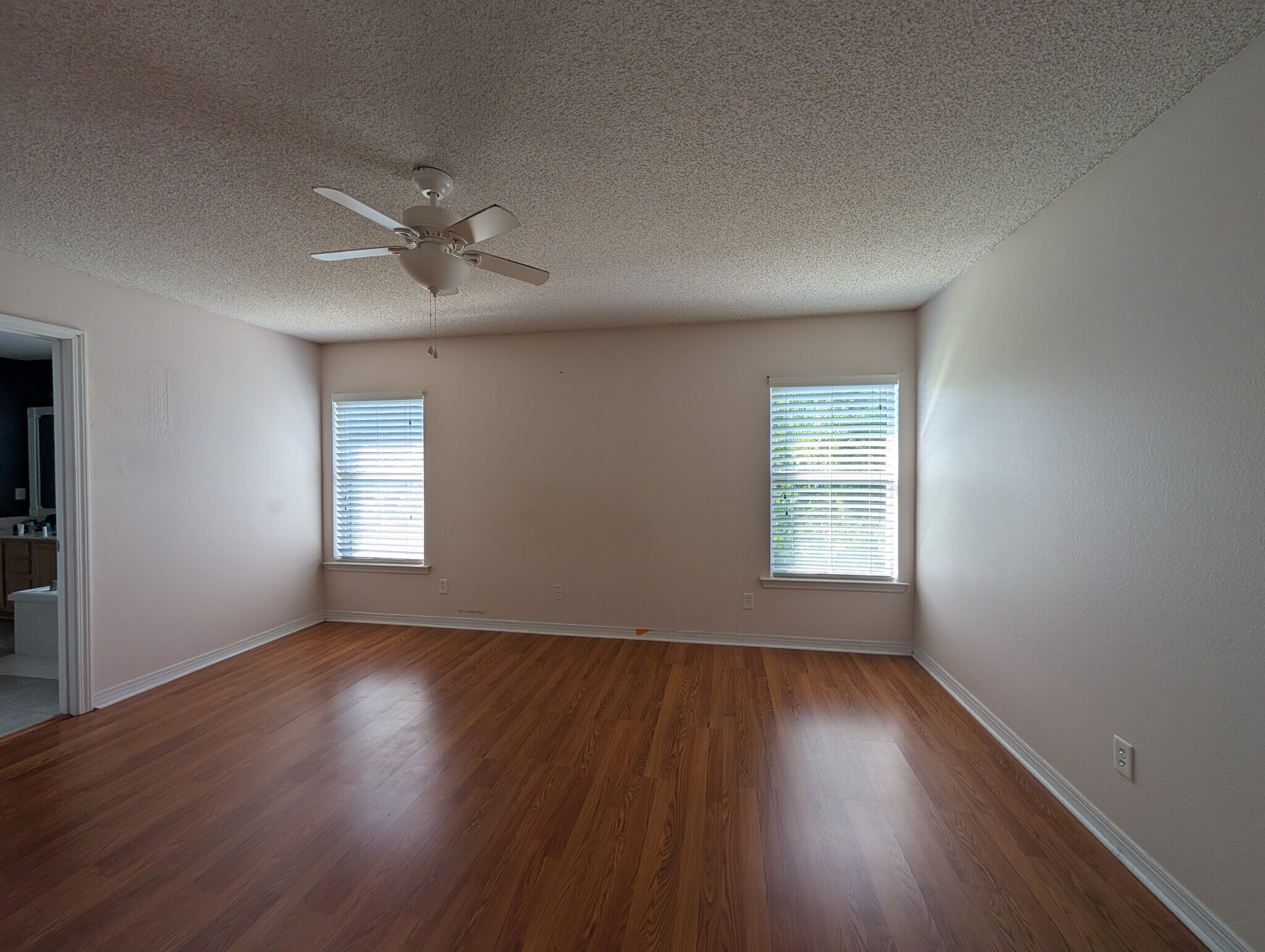 Master bed - 2011 Dylan Dr