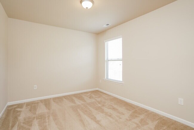 Building Photo - 255 Falcon Ct