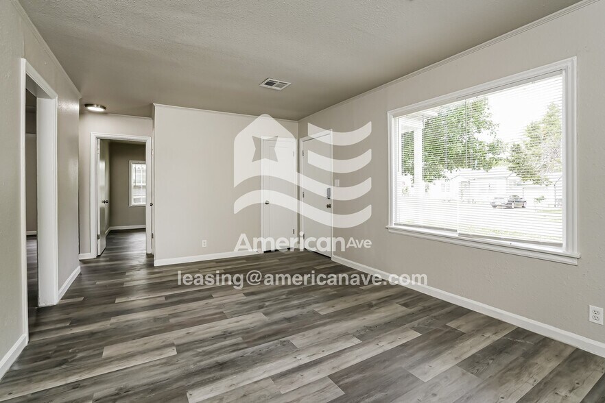 Building Photo - 1631 N Columbia Pl