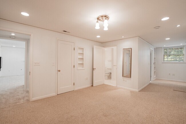 Building Photo - 4527 SW 29th Ave