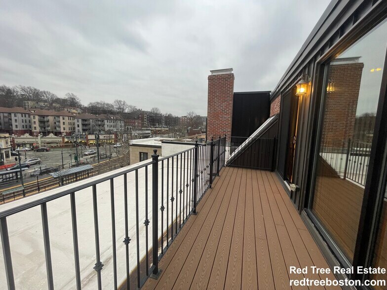 Building Photo - 1614 Beacon St