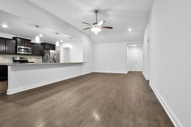 Building Photo - Pet Friendly Three Bedroom!