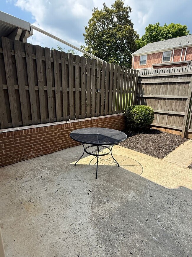 Building Photo - Beautifully updated 3-bedroom townhome in the heart of South Charlotte.