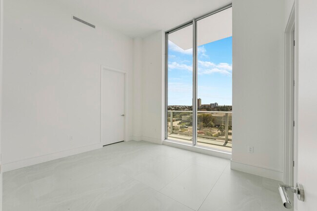 Building Photo - 220 Lake Shore Dr