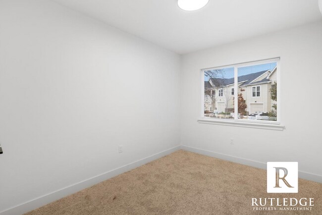 Building Photo - 565 G St
