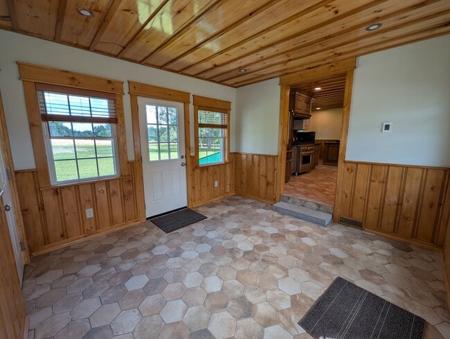 Building Photo - 211 Pine Hill Rd