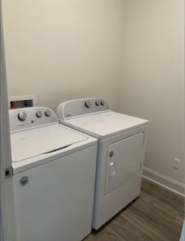 Laundry Room - 114 Rue Argenteuil