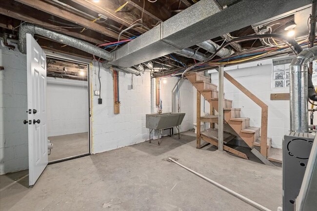 Building Photo - 3 Bedroom, 1 Bathroom Rental in Avalon