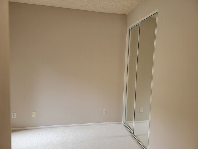 Building Photo - Creekside 1st Floor Condo