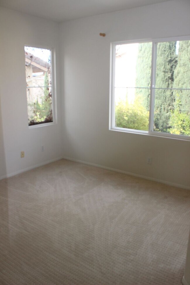 Building Photo - 39 Whispering Pine