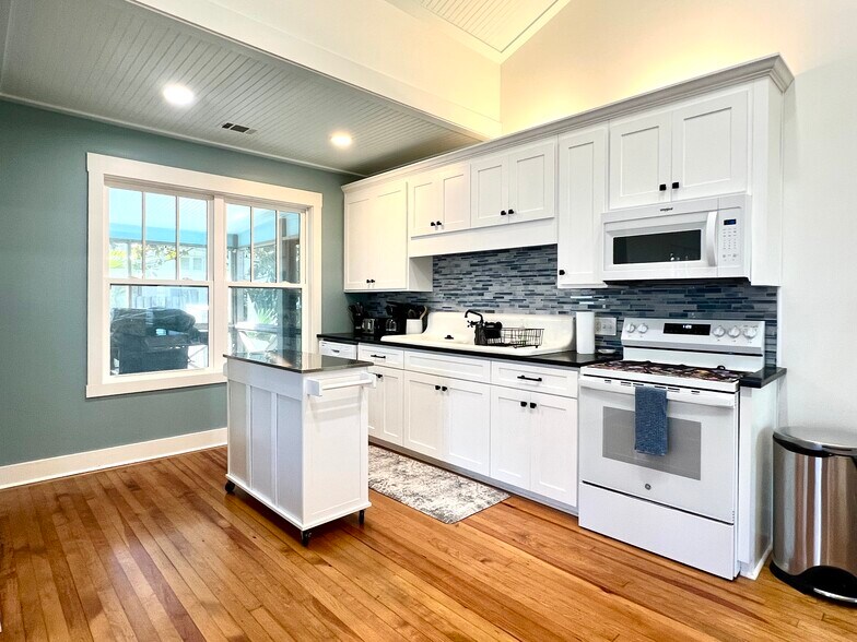 Building Photo - 201 Lovell Ave