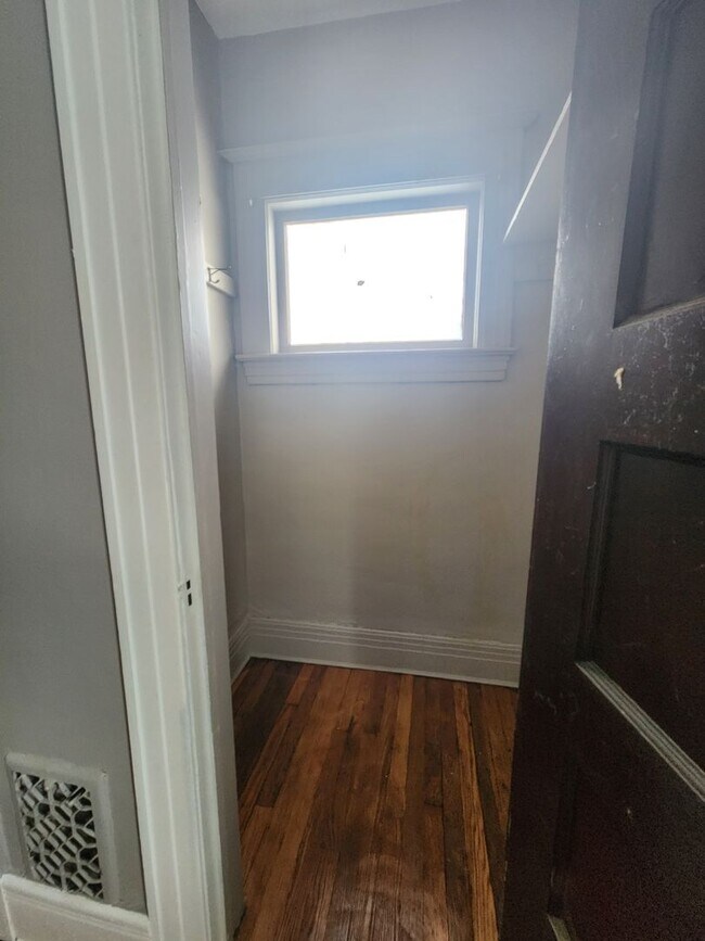 Building Photo - 4 Bedroom Single Family Home!