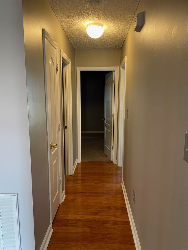 Building Photo - 3-4 Bed with 2 full baths and 2 car garage...