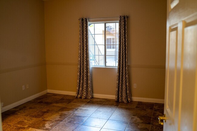 Building Photo - Ground floor spacious 2 Bedroom Condo near pool and gym