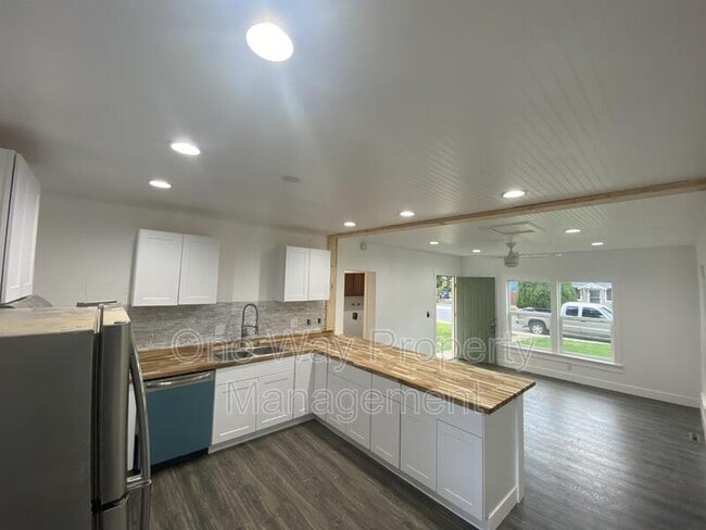 Building Photo - 1330 E 7th St