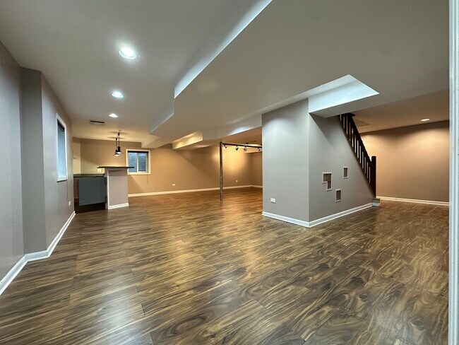Building Photo - 1303 Hidden Lake Dr
