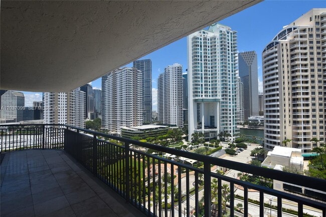 Building Photo - 540 Brickell Key Dr