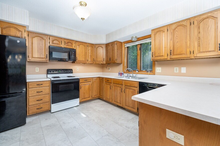 Building Photo - 84 Eastwood Dr